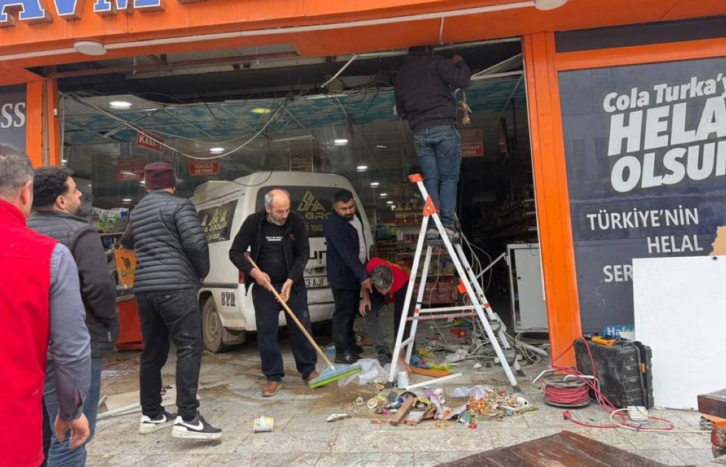 Urfa’da Kontrolden Çıkan Araç Markete Daldı
