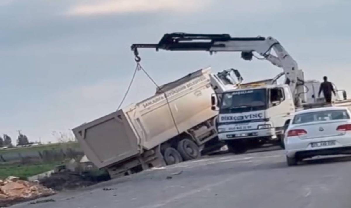 Şanlıurfa’da Hafriyat Kamyonu Devrildi: Sürücü Yaralandı
