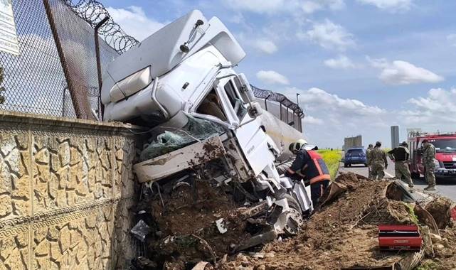 Ham Petrol Yüklü Tanker Karakol Duvarına Çarptı