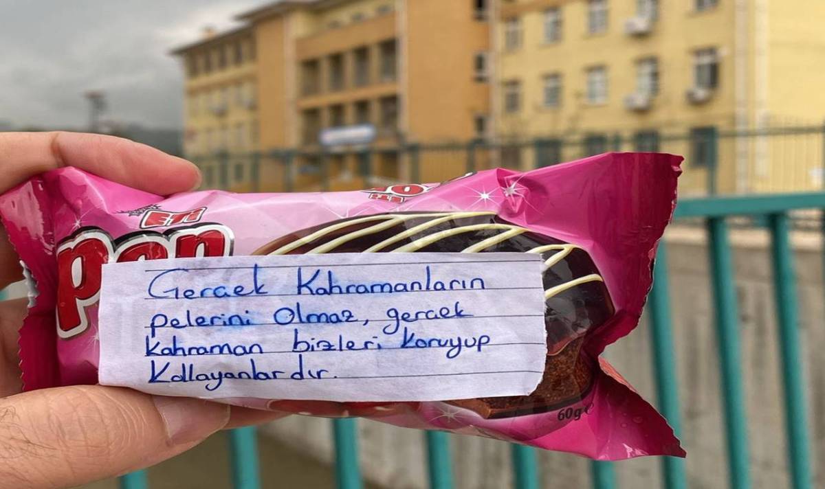 Urfa’da Öğrencilerden Emniyet Personeline Anlamlı Jest