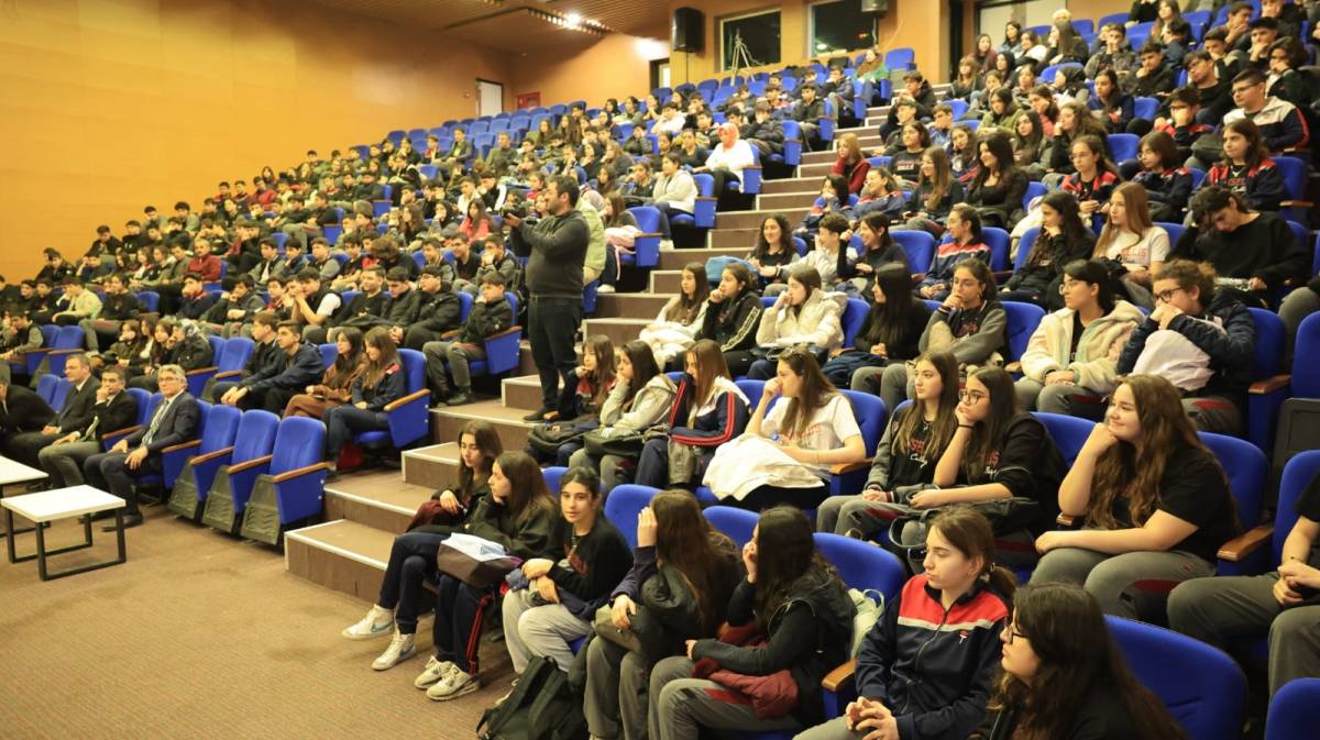 Başkan Nihat Çiftçi, Gençlerle Tecrübelerini Paylaştı