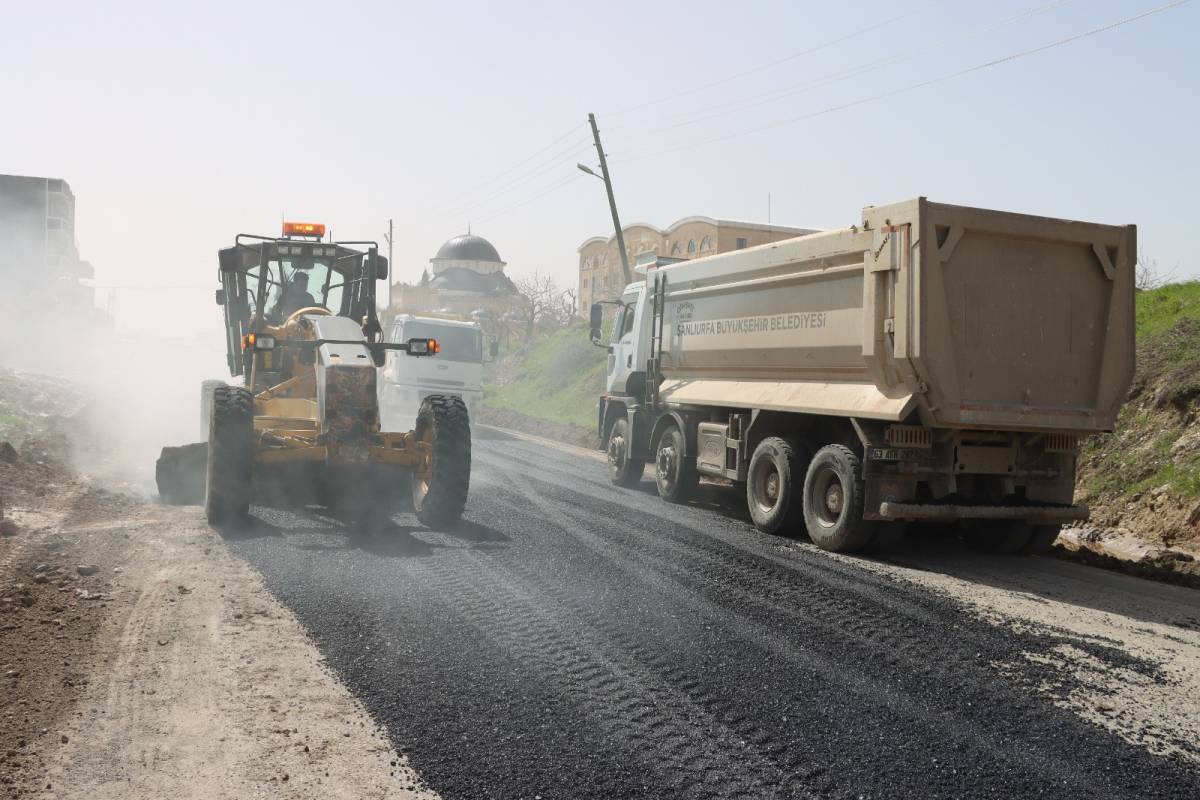 Büyükşehir Belediyesi, Bozuk Yolları Onarıyor