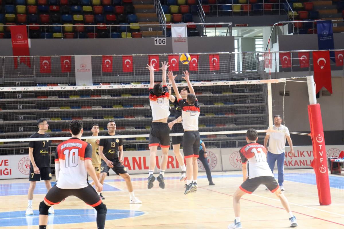Şanlıurfa’da Genç Erkekler Voleybol Takımı Filede İddialı