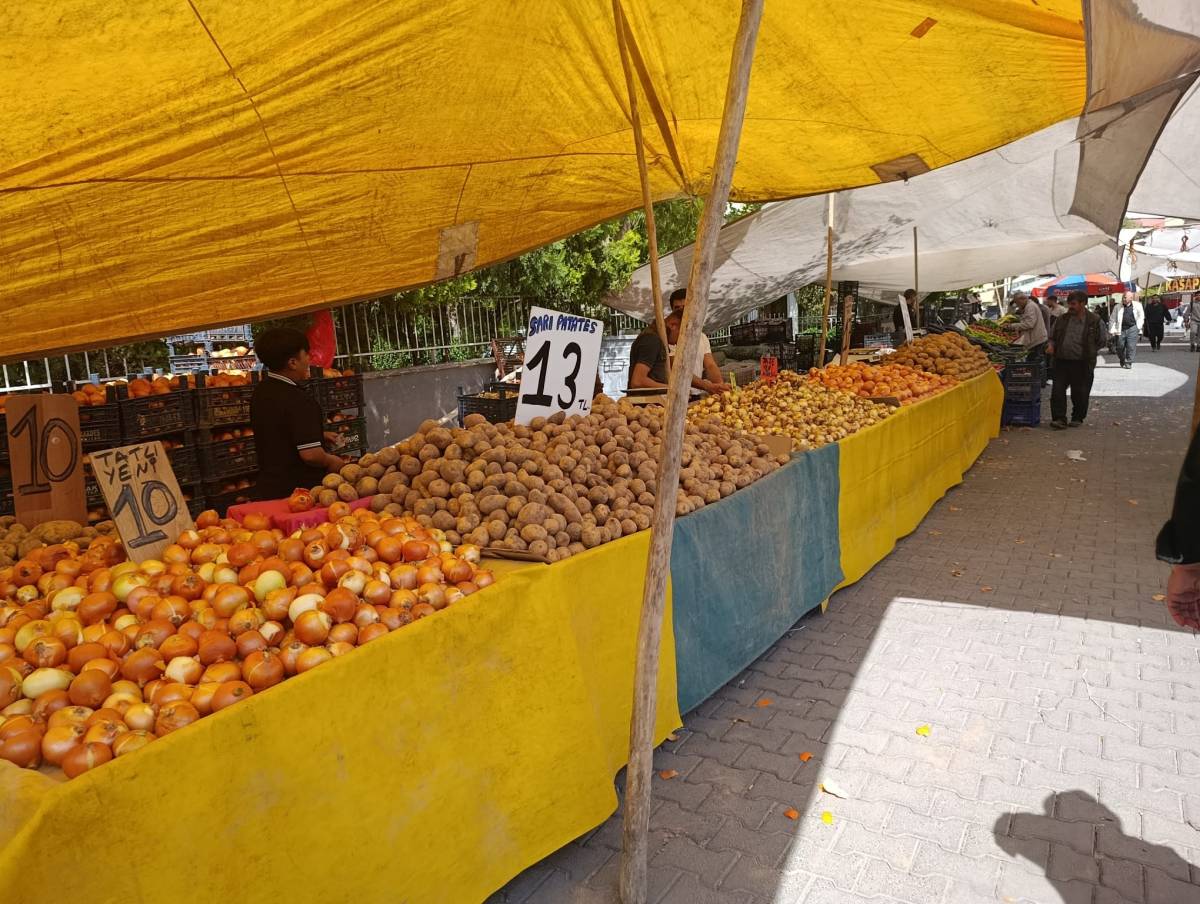 Şanlıurfa’da Semt Pazarında Fiyatlar Cep Yakıyor!