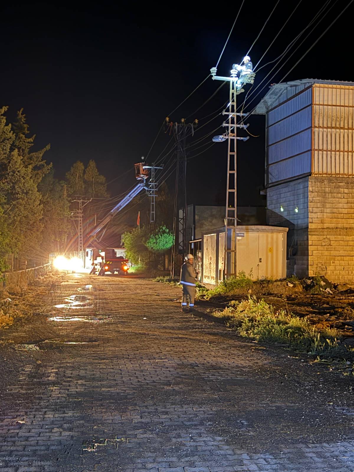 Urfa’da Devrilen Direkler Ve Kopan Hatlar İçin Yoğun Mesai