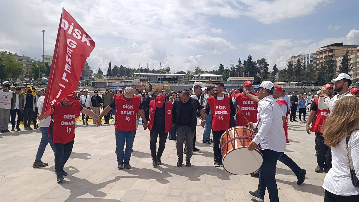 Urfa’da 1 Mayıs’ta Yüzlerce Kişi Topçu Meydanı’nda Buluştu