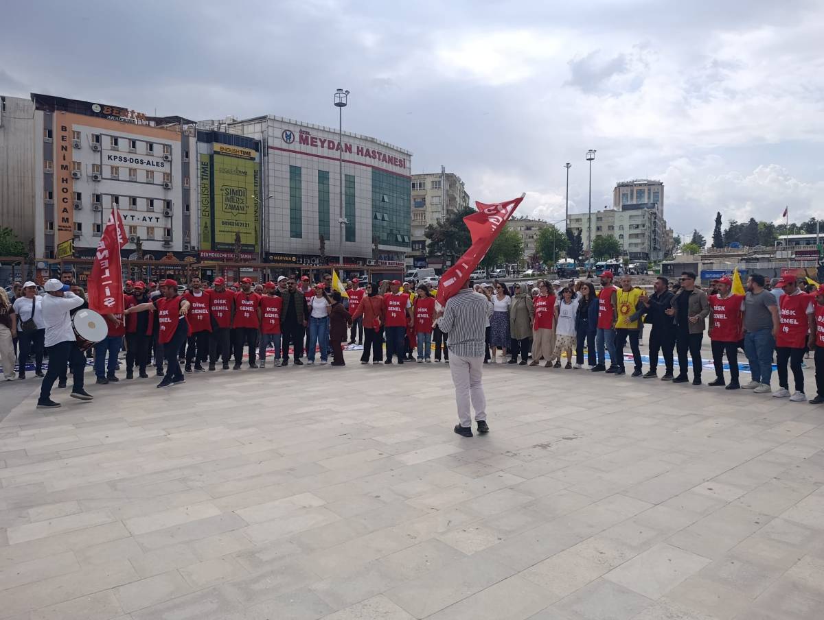 Urfa’da 1 Mayıs’ta Yüzlerce Kişi Topçu Meydanı’nda Buluştu