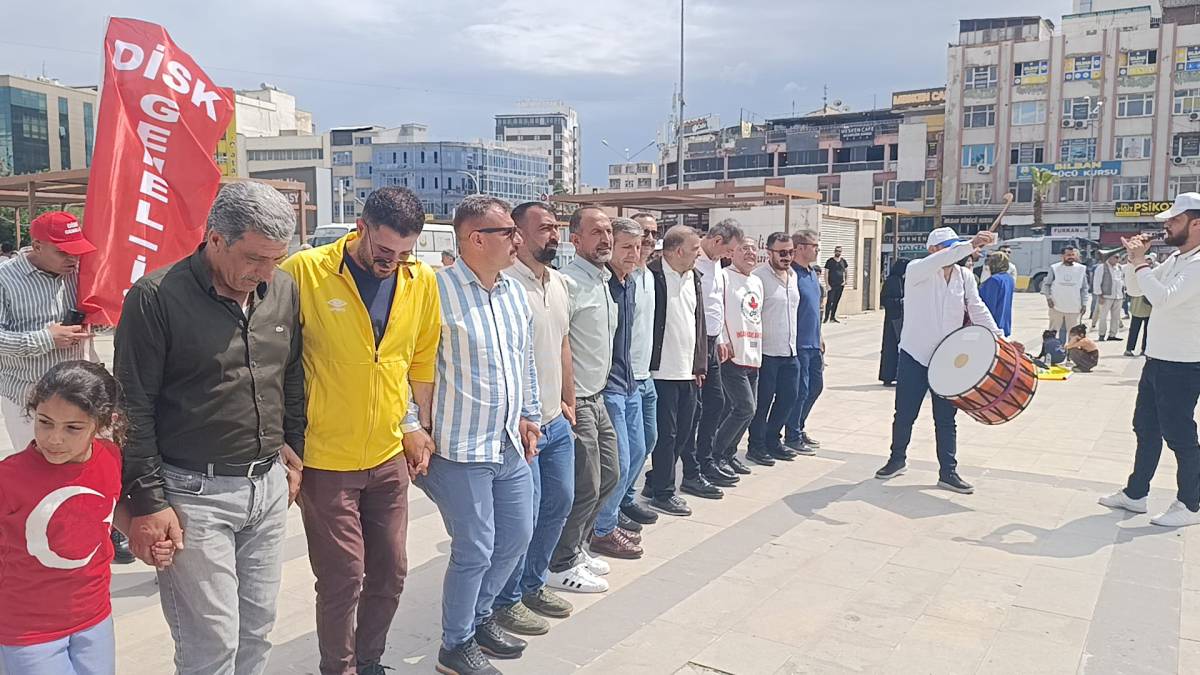 Urfa’da 1 Mayıs’ta Yüzlerce Kişi Topçu Meydanı’nda Buluştu