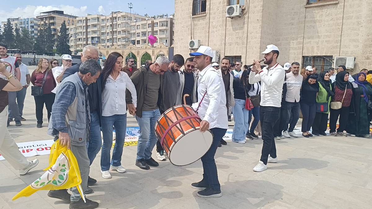 Urfa’da 1 Mayıs’ta Yüzlerce Kişi Topçu Meydanı’nda Buluştu