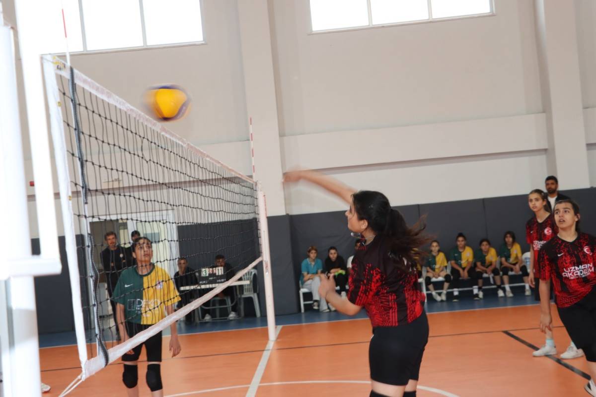 Karaköprü’de Voleybol Heyecanı Başladı!