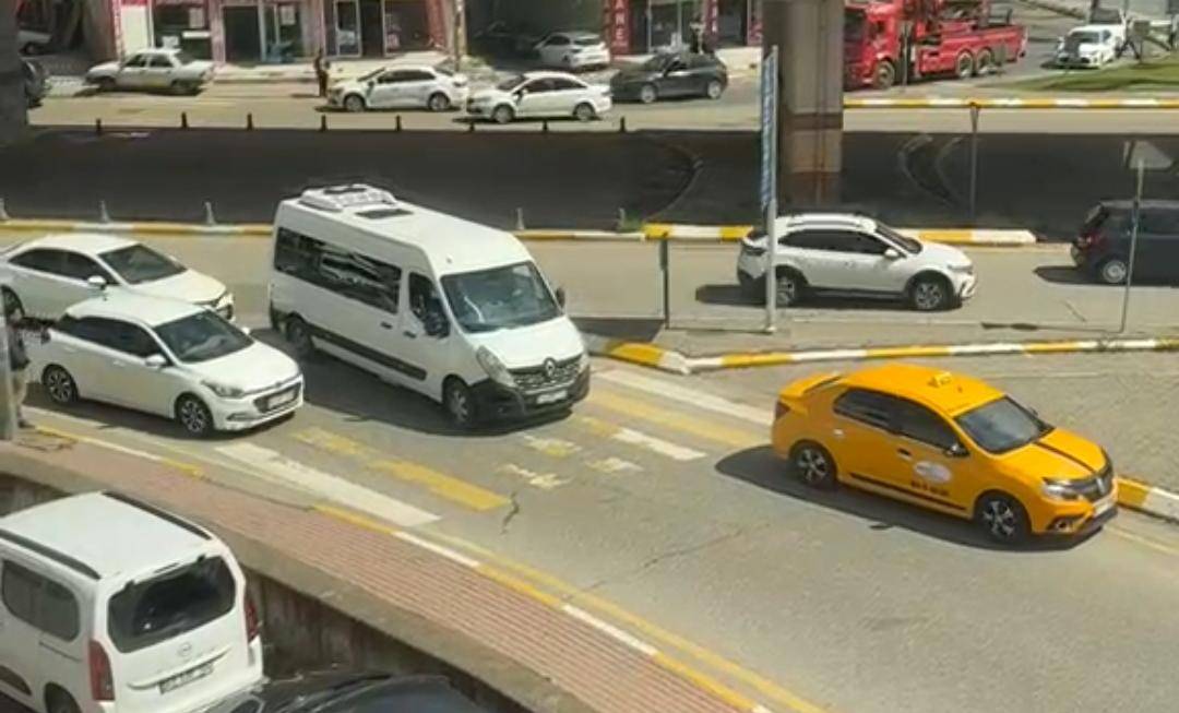Urfa’da Taksinin Geri Geri İlerlemesi Trafikte Tehlike Yarattı!