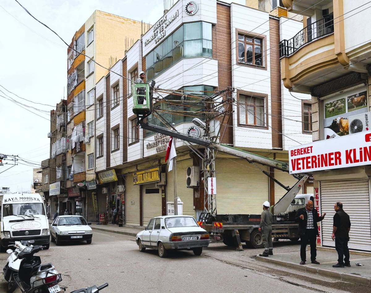 Urfa’da Devrilen Direkler Ve Kopan Hatlar İçin Yoğun Mesai