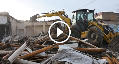 Hilvan'da ağır hasarlı konutların yıkım çalışması devam ediyor